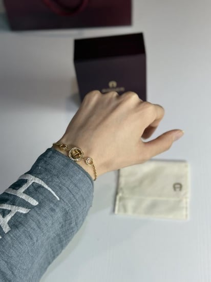 اسوار اجنر ذهبي بعلامه وحذوه BRACELET WITH A-LOGO AND HORSESHOES GOLD