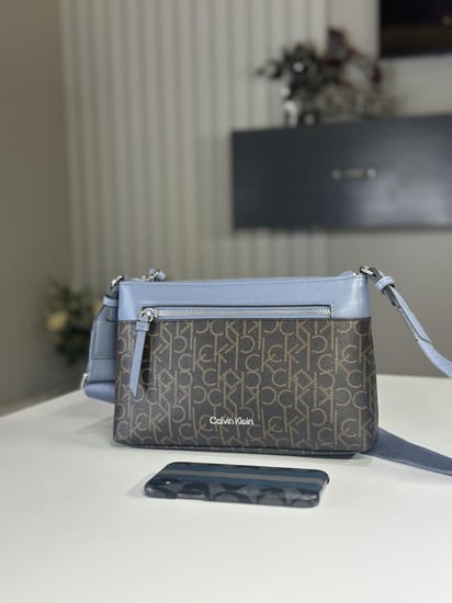 كروس بودي كالفن كلاين بسير عريض مريح ولون مميز- بني سحنشر/ ازرق