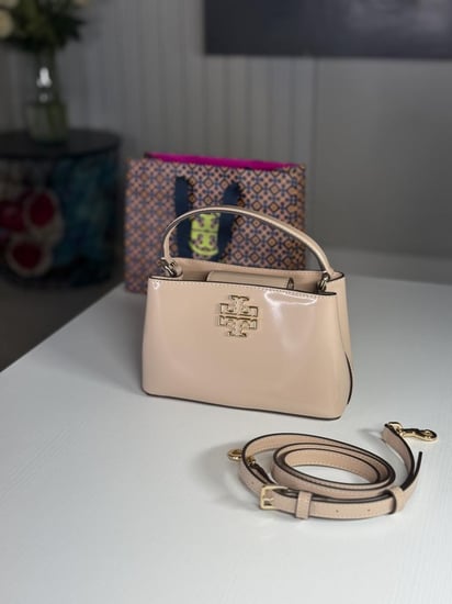شنطة توري برتش Tory Burch Britten Micro Satchel devon sand  بريتن مايكرو ساتشل - لون ديفون ساند لامع