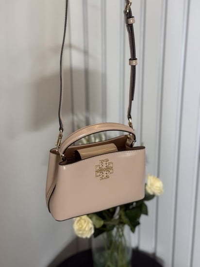 شنطة توري برتش Tory Burch Britten Micro Satchel devon sand  بريتن مايكرو ساتشل - لون ديفون ساند لامع