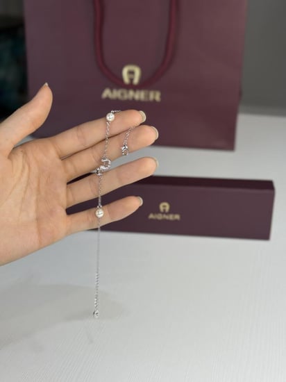 اسوار اجنر دبل اي لوقو مع لؤلؤتين بلون فضي فخم