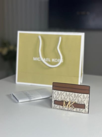 مايكل كورس كارد هولدر بجهه شفافه للاي دي ID holder- اللون من الخيارات