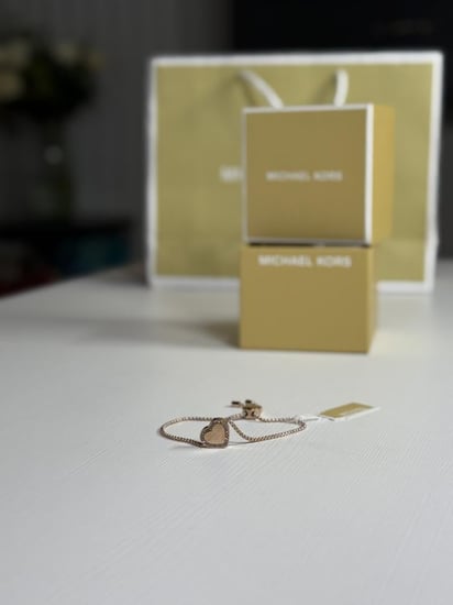 اسوار مايكل كورس Michael Kors Heritage Pave Logo Heart Slide Bracelet قلب روز قولد بعلامة مايكل مرصع بكريستال وتصميم منزلق