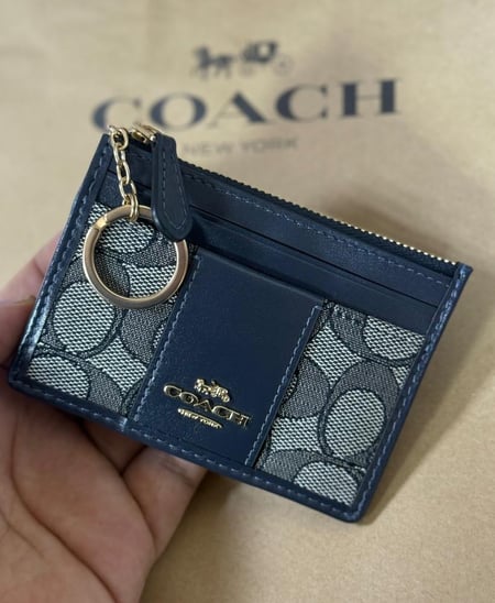 محفطة بطاقات بميدالية