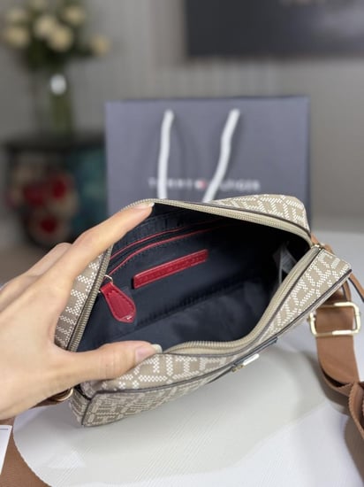 شنطة تومي كروس بودي  بشعار تومي مخطط  Tommy Hilfiger Riley Camera Crossbody