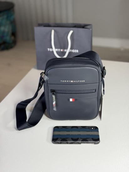 شنطة تومي هيلفيقر رجاليه بجلد ازرق قوي مزين بالشعار  ESSENTUAL pq mini Reporter bag limited