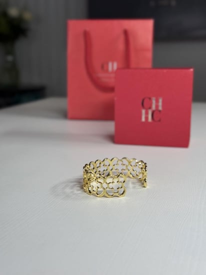 اسوار بانقل كارولينا سجنشر بزهرة كارولينا مطلي ذهبي Wide gold-plated cuff carolina herrira