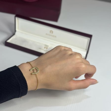 اسوار اجنر ذهبي بحرف A مع كريستال