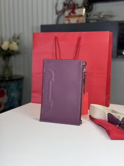 كارولينا هريرا شنطة كروس بودي باوتش carolina Herrera cross body pouch