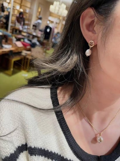 حلق ROPE LOGO DROP EARRING توري برتش روبي دروب بلون ذهبي ولولو ابيض