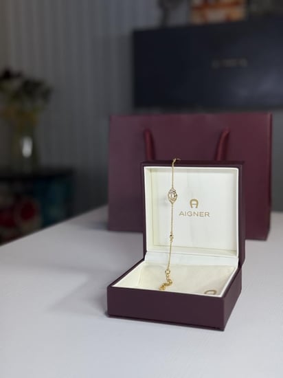 اسوار اجنر ذهبي دوروتا بعلامة احنر Aigner Dorotea gold bracelet