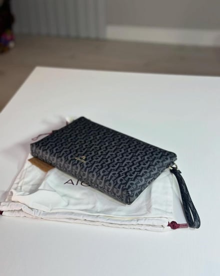 اقنر LILIA ICON POUCH WITH HAND LOOP باوتش ليليا ايكون بلون - اسود