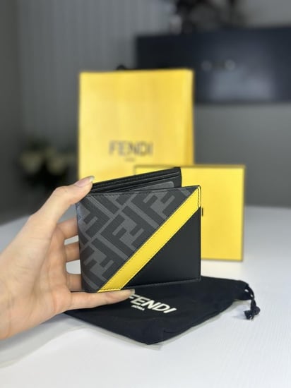 محفظة فندي محفظة Fendi Diagonal بلون رمادي وخط - سجنشر رمادي/ اصفر