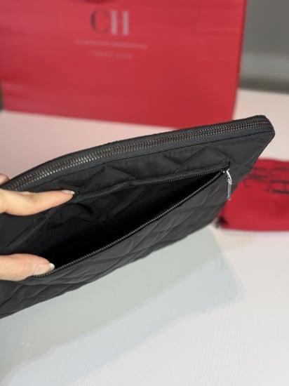 كارولينا هريرا باوتش سجنشر بولياميدا CH carolina Herrera logo pouch Poliameda