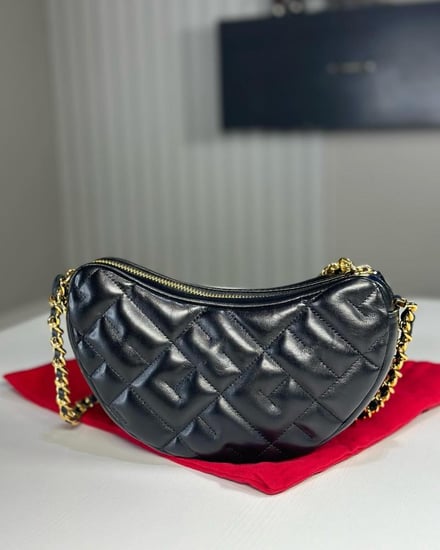 كارولينا هاف مون شولدر سجنر كويلت- اسود/ ذهبي