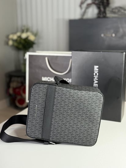 شنطة مايكل كورس كروس بودي سجنشر اسود كوبر Michael Kors Cooper Flight Mens Bag