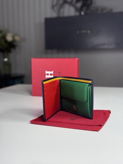 محفظة كارولينا بايفولد بالوان مميزه وشعار كارولينا carolina herrera bifold wallet