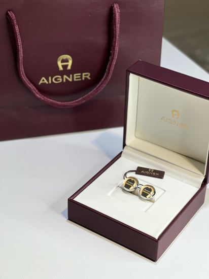 كبك اجنر بكلمة تتوسط شعار ذهبي+ اضافة تصميم