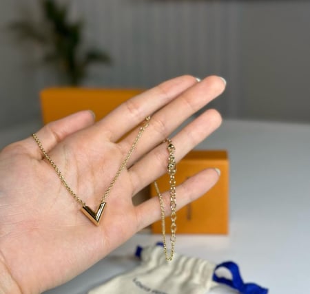 لويس فيتون سلسلة ذهبيه  حرف v