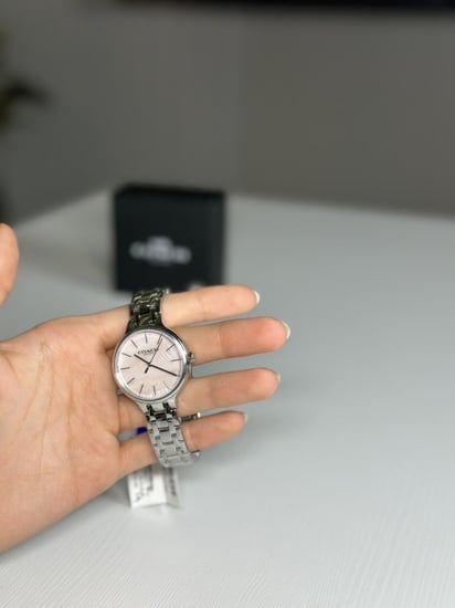 ساعة كوتش فضيه بمينا صدفي وردي