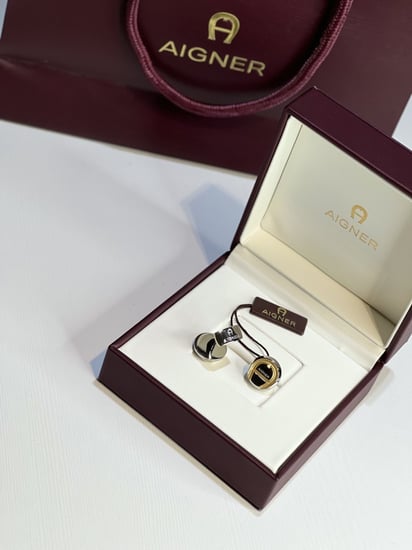 كبك اجنر بكلمة تتوسط شعار ذهبي+ اضافة تصميم