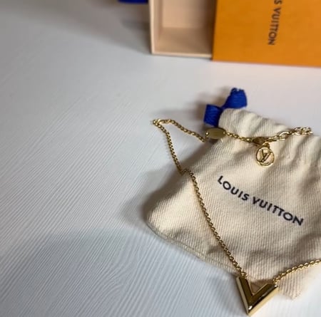 لويس فيتون سلسلة ذهبيه  حرف v