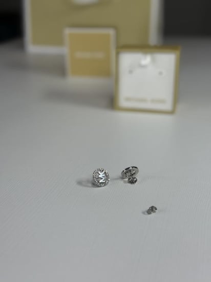 حلق مايكل كورس فضي بايطار دائري مرصع بالكريستال ولوقو mk silver round earring
