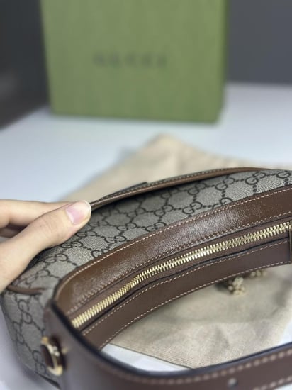 جوتشي شنطة كتف سجنشر بني GG HALF-MOON-SHAPED MINI BAG