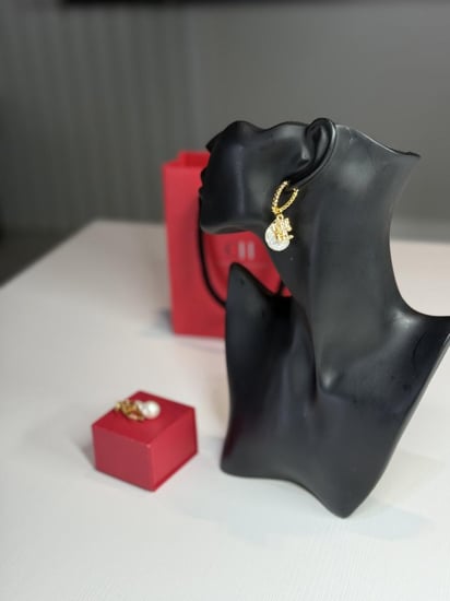 حلق كارولينا هريرا لولو كبير متدلي مزين بشعار كارولينا  logo CH earring big pearl drop