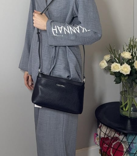 شنطة كالفن كلاين كروس بودي بثلاث جيوب اسود/ فضي calvin klein crossbody bubbled leather