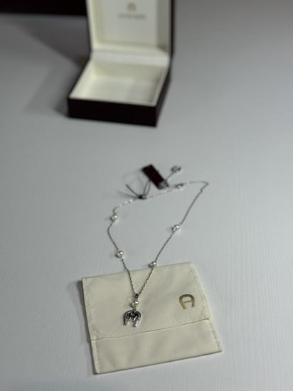 سلسلة اجنر باللون الفضي مزينه باللولو aigner HORSEBOARD AND PEARL NECKLACE