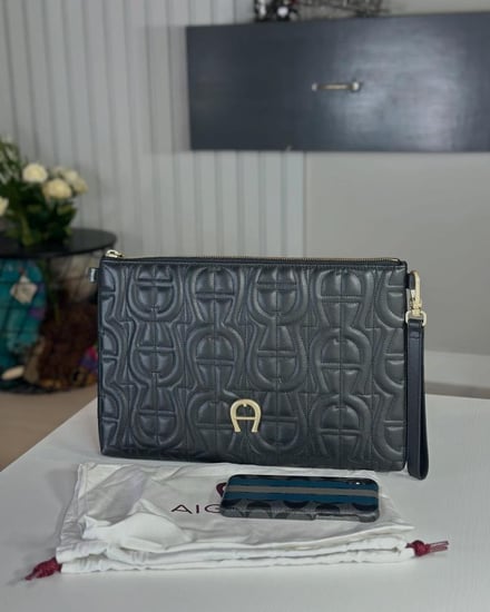 باوتش اقنر DIADORA POUCH مقاس ميديم ديادورا سجنشر برنت- اسود