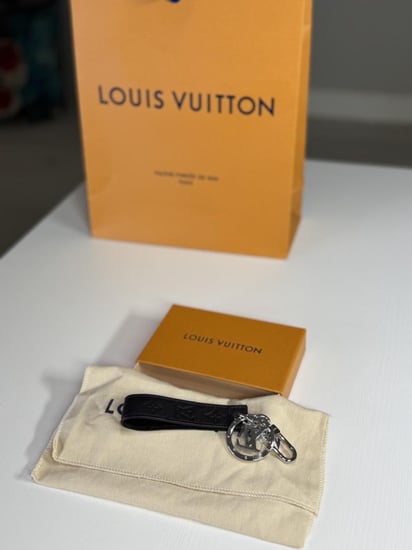 M01298 حامل مفاتيح ودلاية تزيين الحقيبة LV Shadow Dragonne