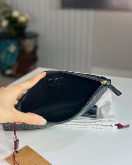 اقنر LILIA ICON POUCH WITH HAND LOOP باوتش ليليا ايكون بلون - اسود