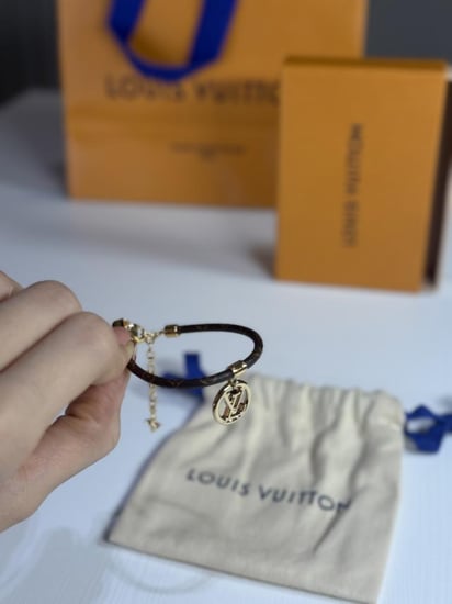 سوار لويس بعلامه متدليه وجلد سجنشر مونوجرام  M8437Z Louise Bracelet