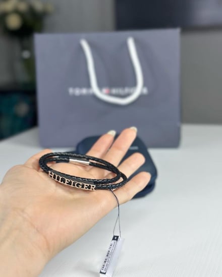 اسوار تومي TOMMY HILFIGER BRYAN BRACELET LEATHER 2790587 برايان جلد اسود مع لوقو معدني فضي
