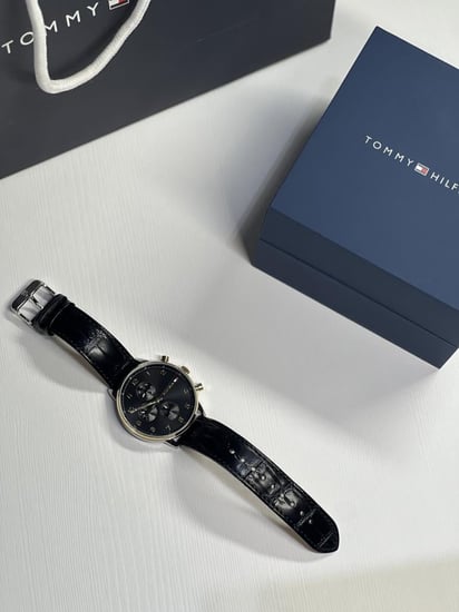 تومي بلاك الجيتر لمسات ذهبية