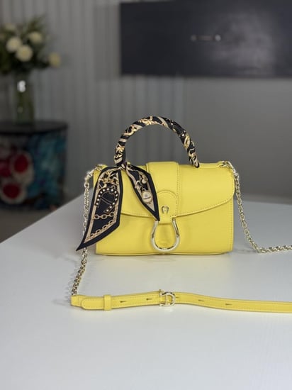 شنطة اجنر افيفا توب هاندل سمول بلون اصفر باستيل وسكارف فخم EVVIVA HANDBAG S