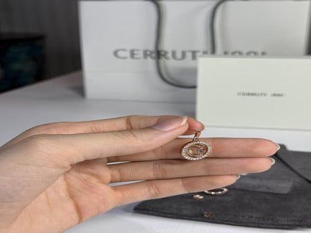 حلق شيروتي المتحرك باللون الروز قولد المرصع بالاحجار CERRUTI 1881 CIJLE0007302