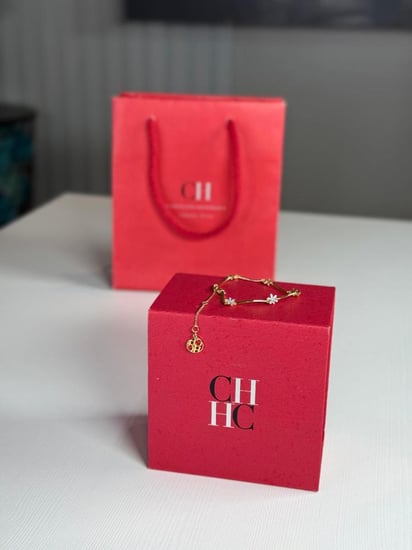 اسوار بانقل كارولينا سجنشر بزهرة كارولينا مطلي ذهبي Wide gold-plated cuff carolina herrira