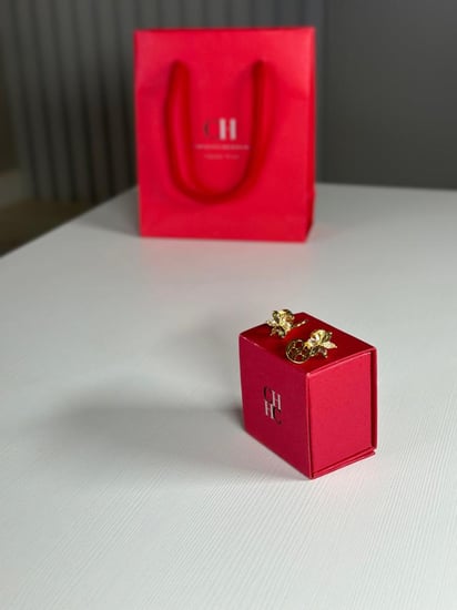 حلق كارولينا هيريرا | CRYSTAL JASMINE - كريستال ابيض ورمادي/ ذهبي