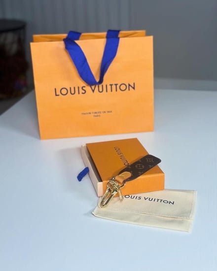 ميدالية او تعليقة لويس فيتون كانفاس سجنشر بنيه M01184 Llavero LV Cherished Tab