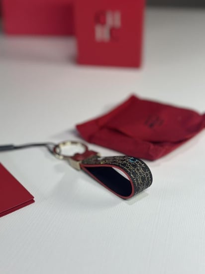 ميدالية كارولينا- ذهبي /بني / بحروف ملونه