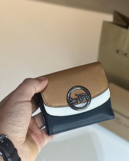 كوتش محفظة نسائية