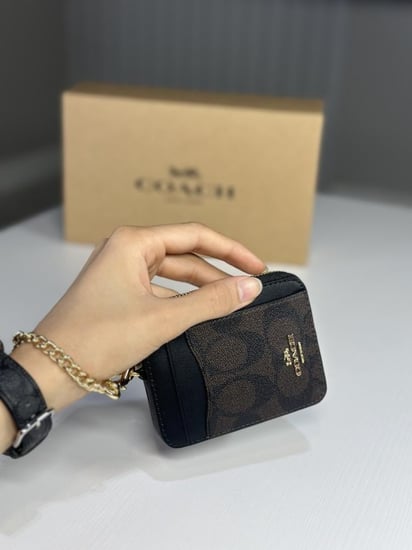 كوتش محفظه سجنشر بسحاب  وتعليقه - بني سجنشر