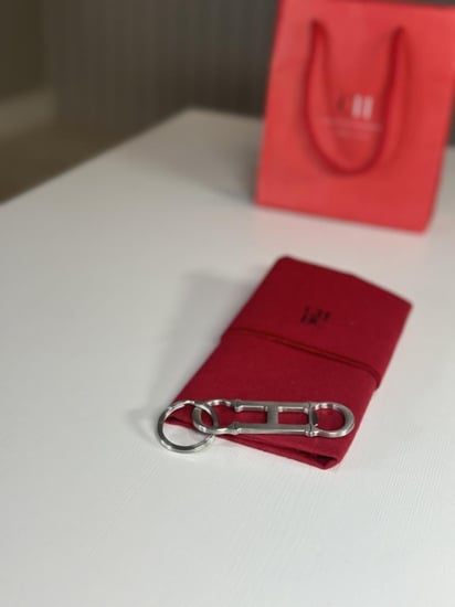 ميدالية كارولينا رجاليه بشعار ومفك - فضي