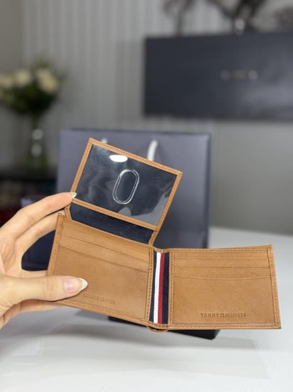 محفظة تومي بلون بني فاتح وعلم تومي مع اللوقو tommy hilfiger man wallet in light brown with flag