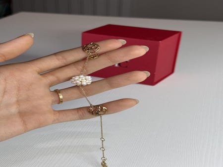 اسوار كارولينا هريرا ذهبي بمجموعه من الؤلؤ المجموعه ch pearl drop bracelet gold