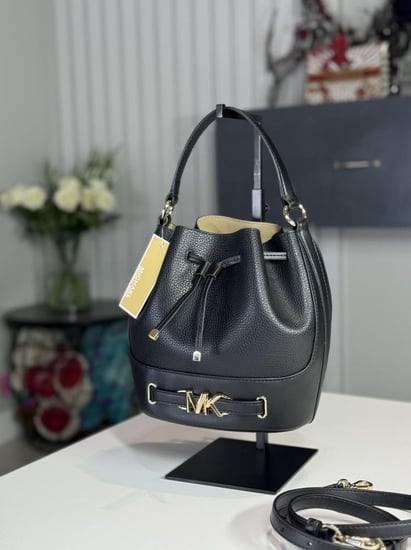 شنطة مايكل كورس بوكيت اسود وذهبي Michael Kors small bucket bag