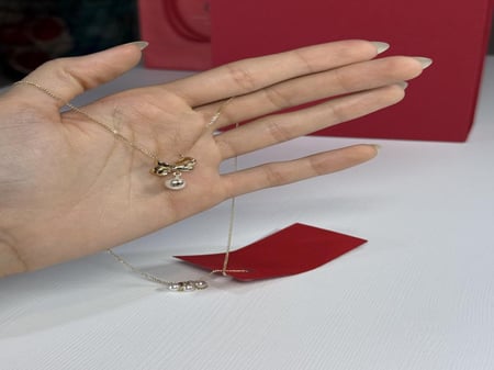 سلسلة كارولينا فيونكا انيقه بلؤلؤه متدليه بلون ذهبي وشعار CH necklace